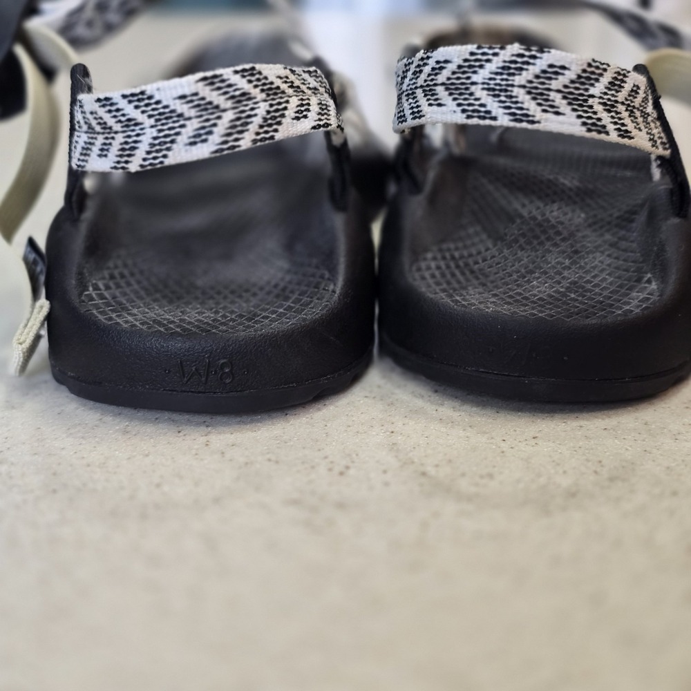 Women's 8 Chaco Hiking Sandal Z/2 Classic Trine Black White Chevron - Picture 3 of 7